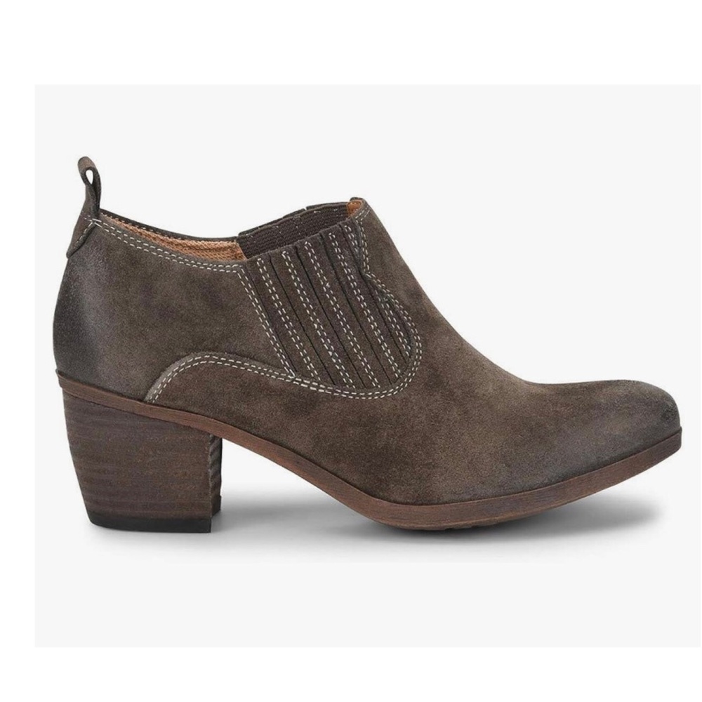Comfortiva “Arnette” taupe suede ankle booties